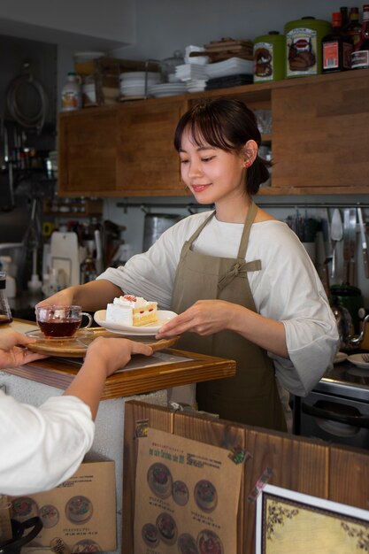 地方特色熟食怎样吃出层次：切配、温度与佐餐搭配